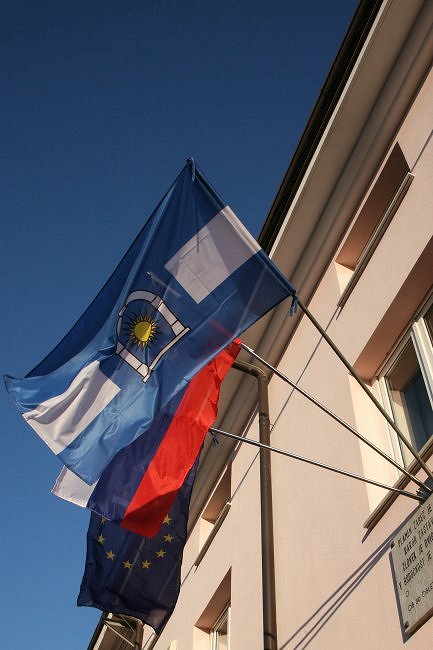 Pogled na zastave na občinski stavbi