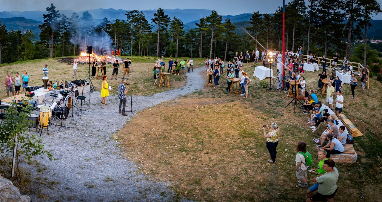 V času trajanja projekta so se odvijali številne prireditve. Festival Gledanica in Dnevi kaštelirjev postaneta tradicionalna dogodka in se nadaljujeta tudi po koncu projekta. Slika iz festivala Gledanica v juniju 2021